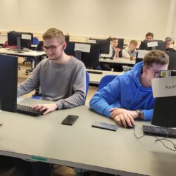 Uczeń pracuje przy komputerze w Centrum Szkoleniowym.