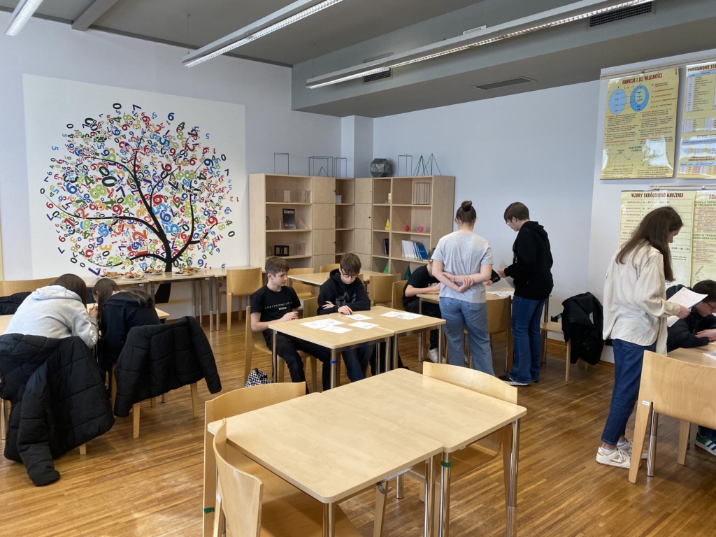 uczniowie szkół podstawowych z Łękińska i Kleszczowa rozwiązujący zadani konkursowe