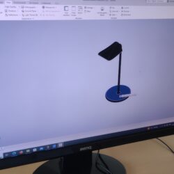 Widok na ekran z modelem 3D lampki.