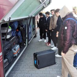 Uczniowie wypakowują bagaże z autokaru w Kleszczowie.