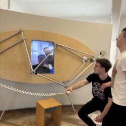 Uczniowie oglądaj wystawę w muzeum techniki.