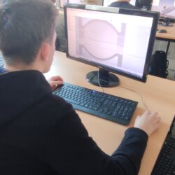 Uczeń przy koputerze tworzy model 3D.