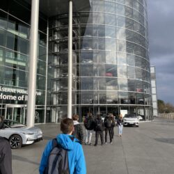 Uczniowei idą do budynku Szklanej Manufaktury Volkswagena