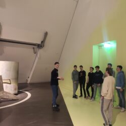 Uczniowie zwiedzają wystawę w Muzeum Wojskowo-Historycznym.