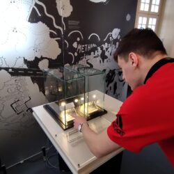 Uczeń ogląda wystawę w Muzeum Techniki