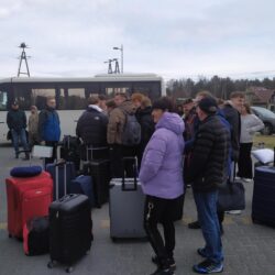Uczniowie stoją z tormabami czekając na wyjazd do Drezna.