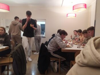 Uczniowie jedzą kolację w hotelu w Dreźnie.