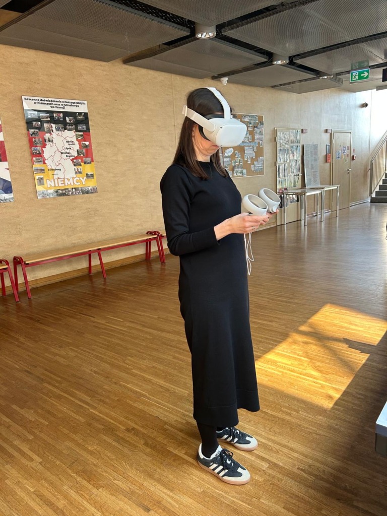 nauczycielka testuje gogle VR