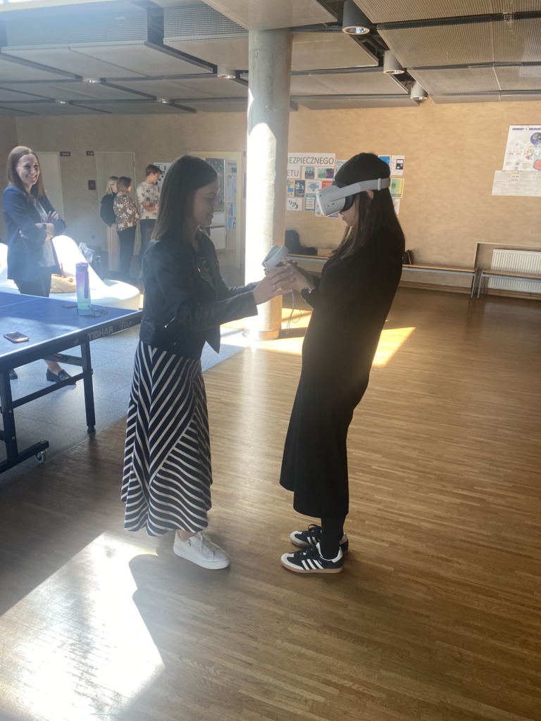 nauczycielki testują VR oculus na korytarzu szkolnym