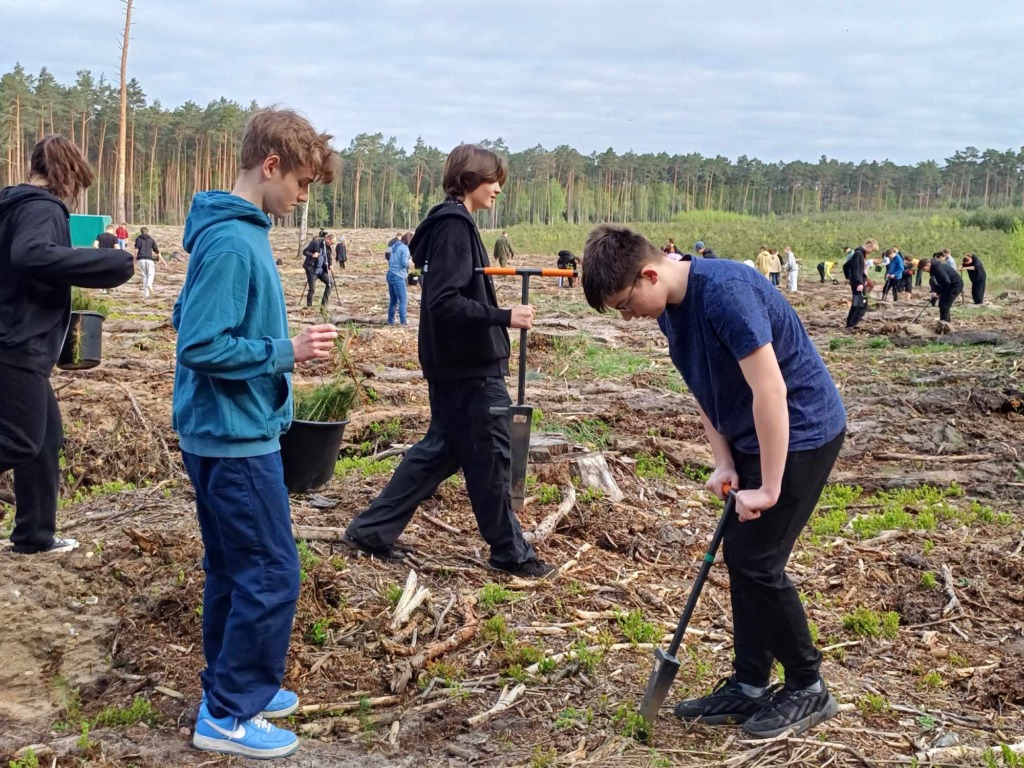 uczniowie w czasie akcji sadzenia drzew 