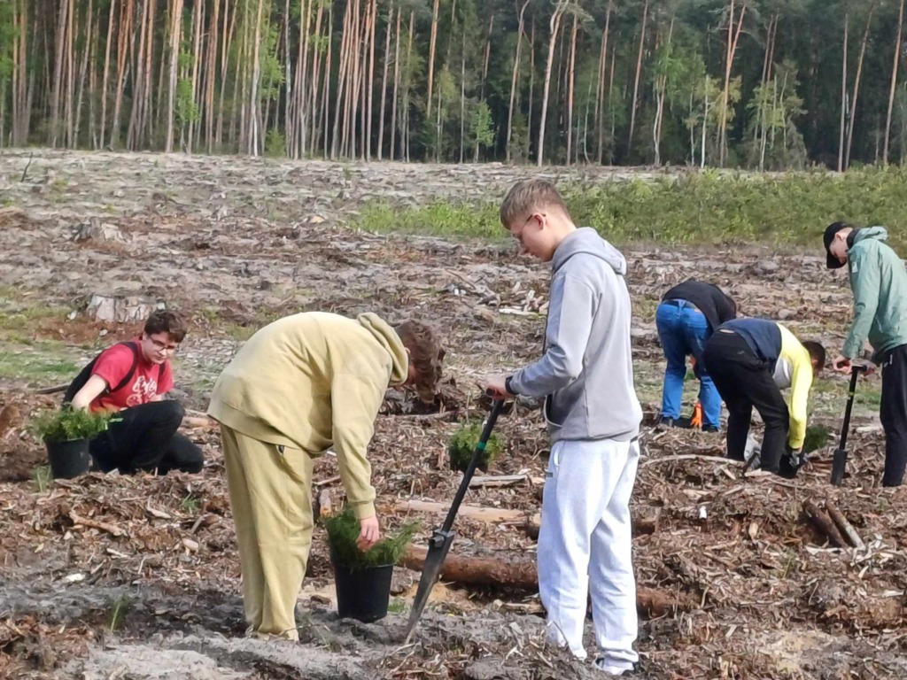 uczniowie w czasie akcji sadzenia drzew 